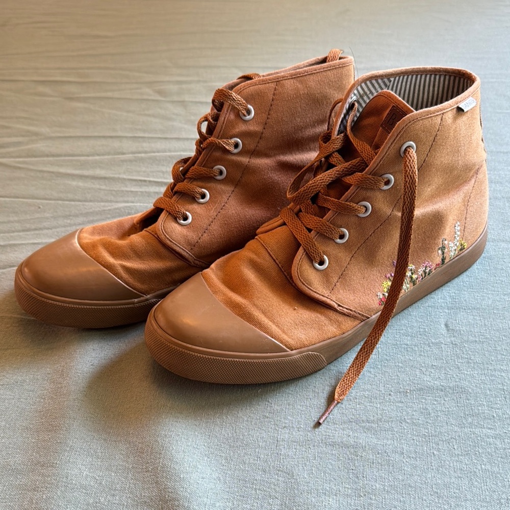 Tan Floral Embroidered Bangs Shoes – Women’s 10.5 – New Without Box
